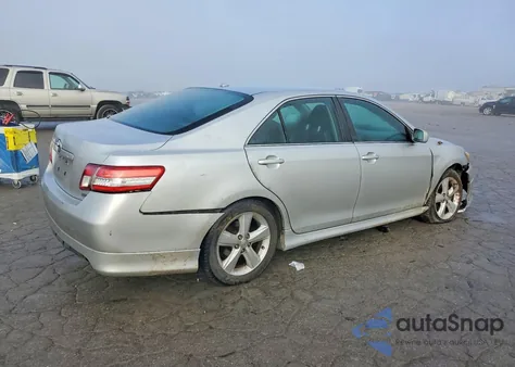 2010 Toyota Camry Base z USA, uszkodzony, nr VIN 4T1BF3EK4AU102748